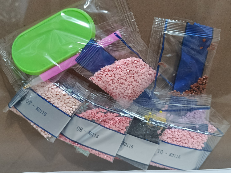 نقاشی الماسی سایز 50*40 طرح لبوبو ، فول نگین ، بوم دار کد 02-17
