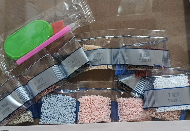 نقاشی الماسی بزرگسال سایز 50*40 ، طرح انیمه فول نگین ، بوم دار با نگین های با کیفیت کد 02-26